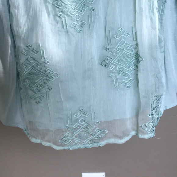 Beautiful top - Picture 5 of 6